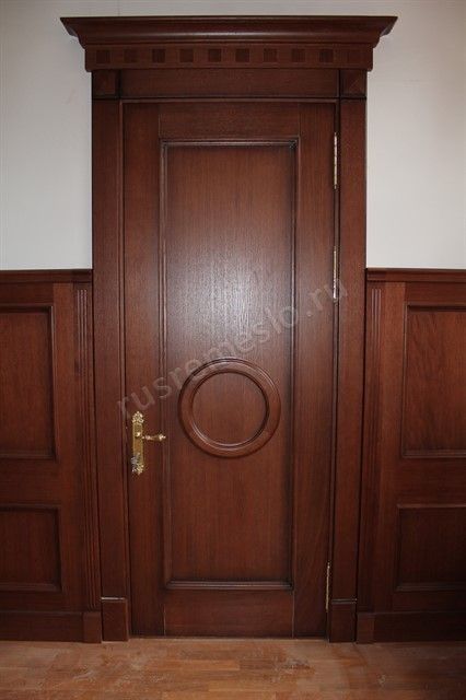 Дверь межкомнатная из массива дуба коричневая
