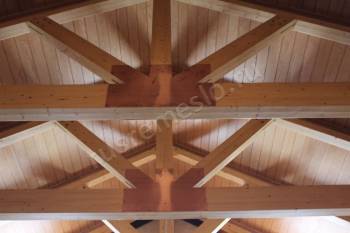 Деревянный потолок из массива ясеня и МДФ