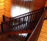 Деревянная лестница поворотная из массива ясеня