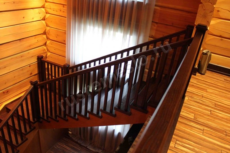 Деревянная лестница поворотная из массива ясеня