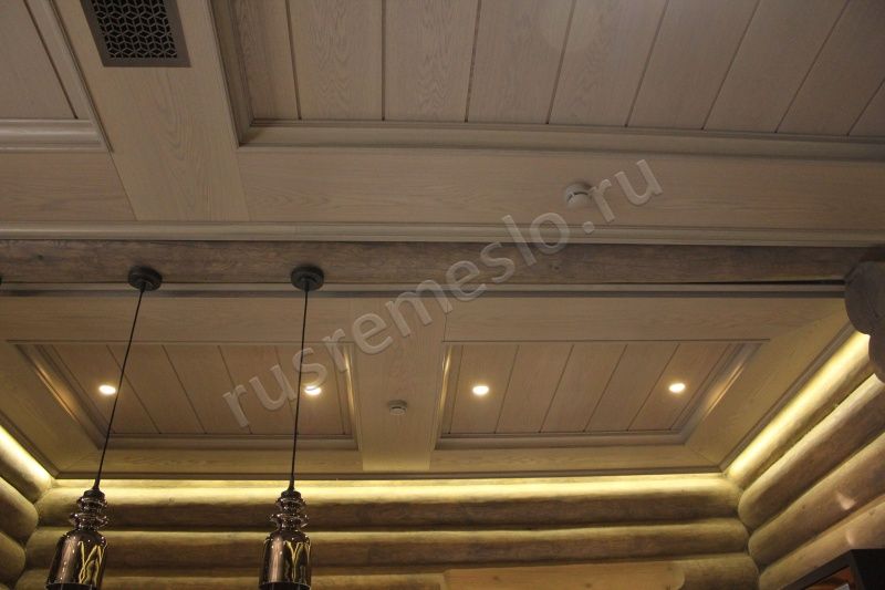 Кессонный потолок из массива дуба с подсветкой