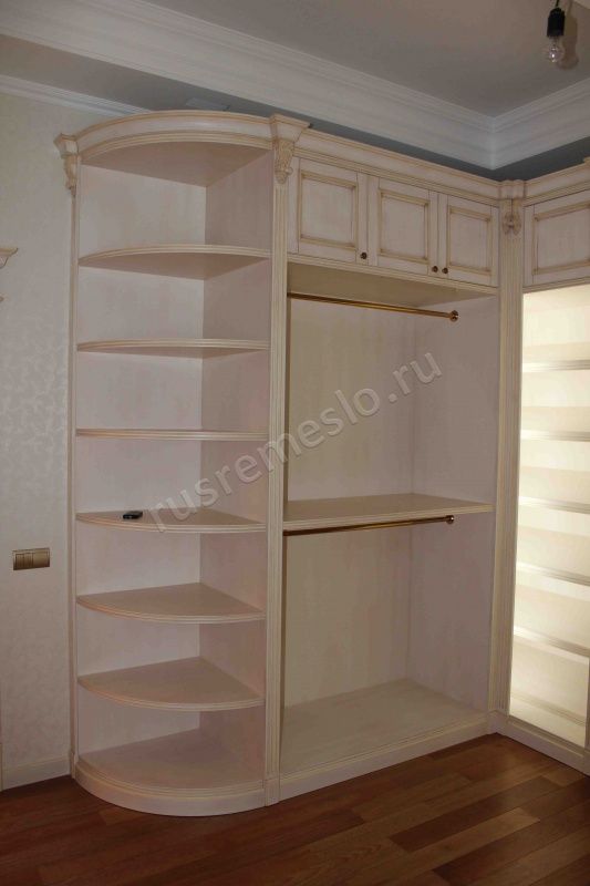 Мебельный гарнитур в гардеробную из массива бука и МДФ
