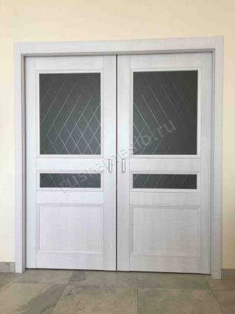 Раздвижная дверь дубовая с витражным стеклом (белая)