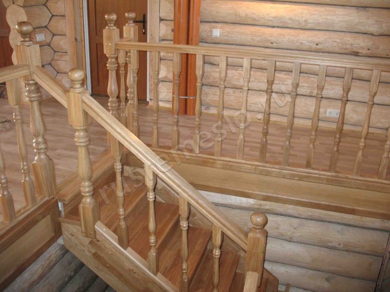 Дубовая лестница с резными перилами