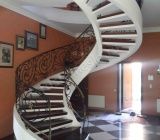 Винтовая лестница из массива дуба с кованными перилами