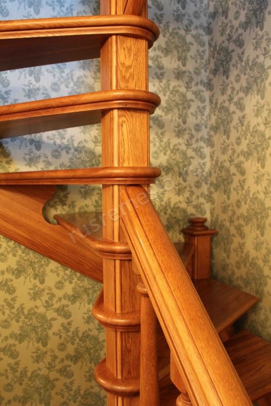 Винтовая лестница из массива дуба