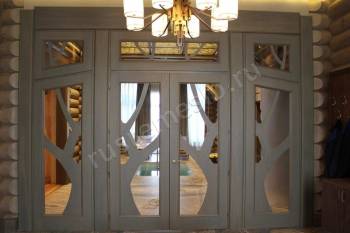 Двустворчатая дверь из массива со стеклянными вставками