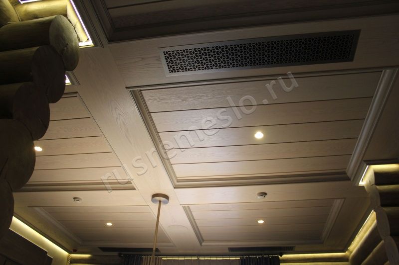 Кессонный потолок из массива дуба с подсветкой