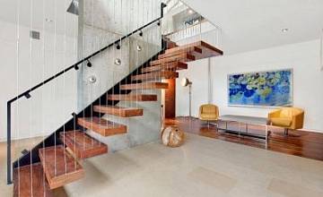 Дизайнерская лестница из дерева в современном стиле: выбираем правильно
