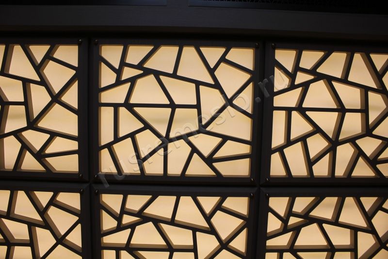 Кессонный потолок из массива дуба с витражным стеклом