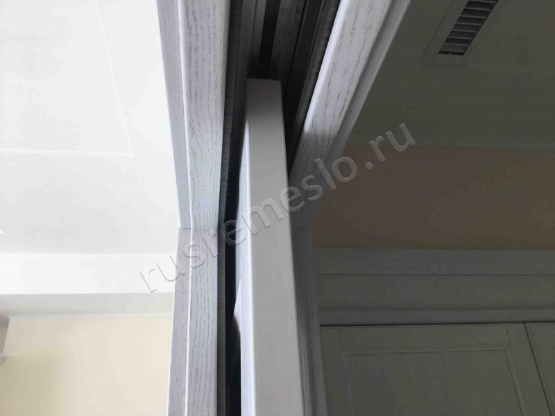 Раздвижная дверь дубовая с витражным стеклом (белая)
