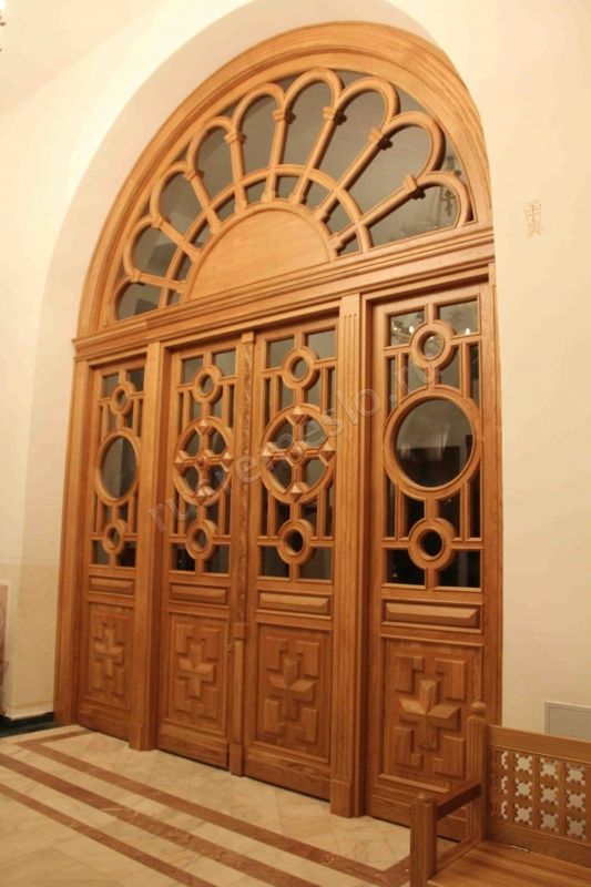 Дверь арочная из дуба с резными элементами