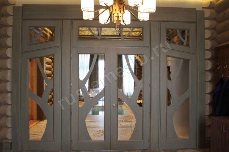 Двустворчатая дверь из массива со стеклянными вставками