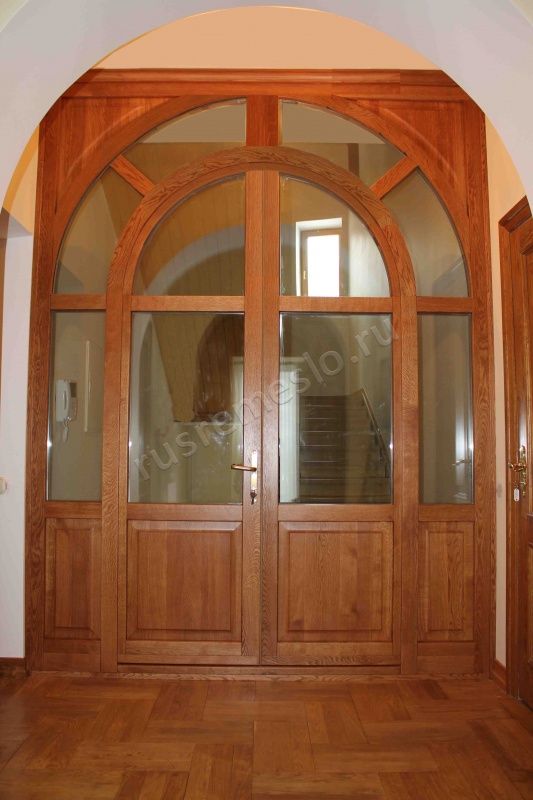 Межкомнатная двустворчатая арочная дверь дубовая со стеклом