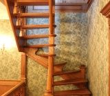 Винтовая лестница из массива дуба