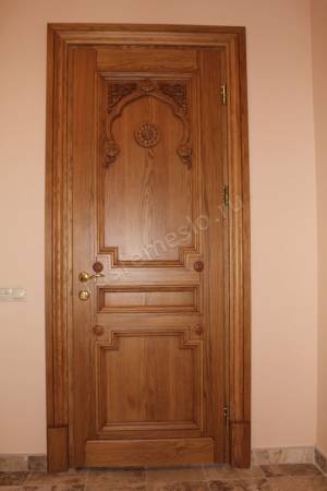 Дубовая межкомнатная дверь с резными элементами